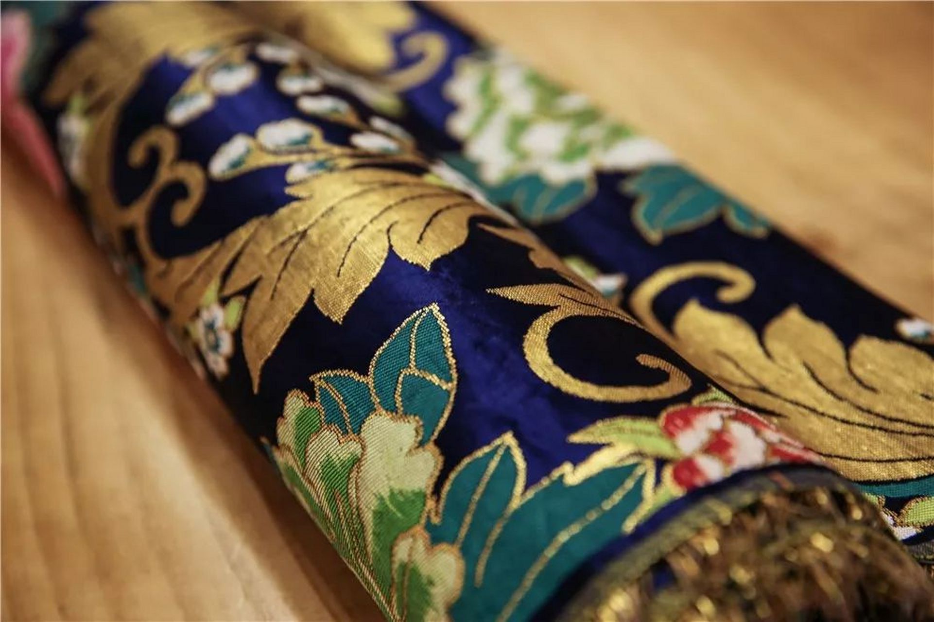 今天我要和你们分享一个美轮美奂的故事——南京云锦!