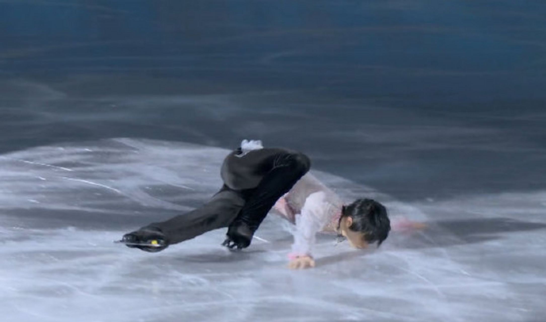 羽生结弦表演滑吻冰礼# 真的是很完美的一个动作!