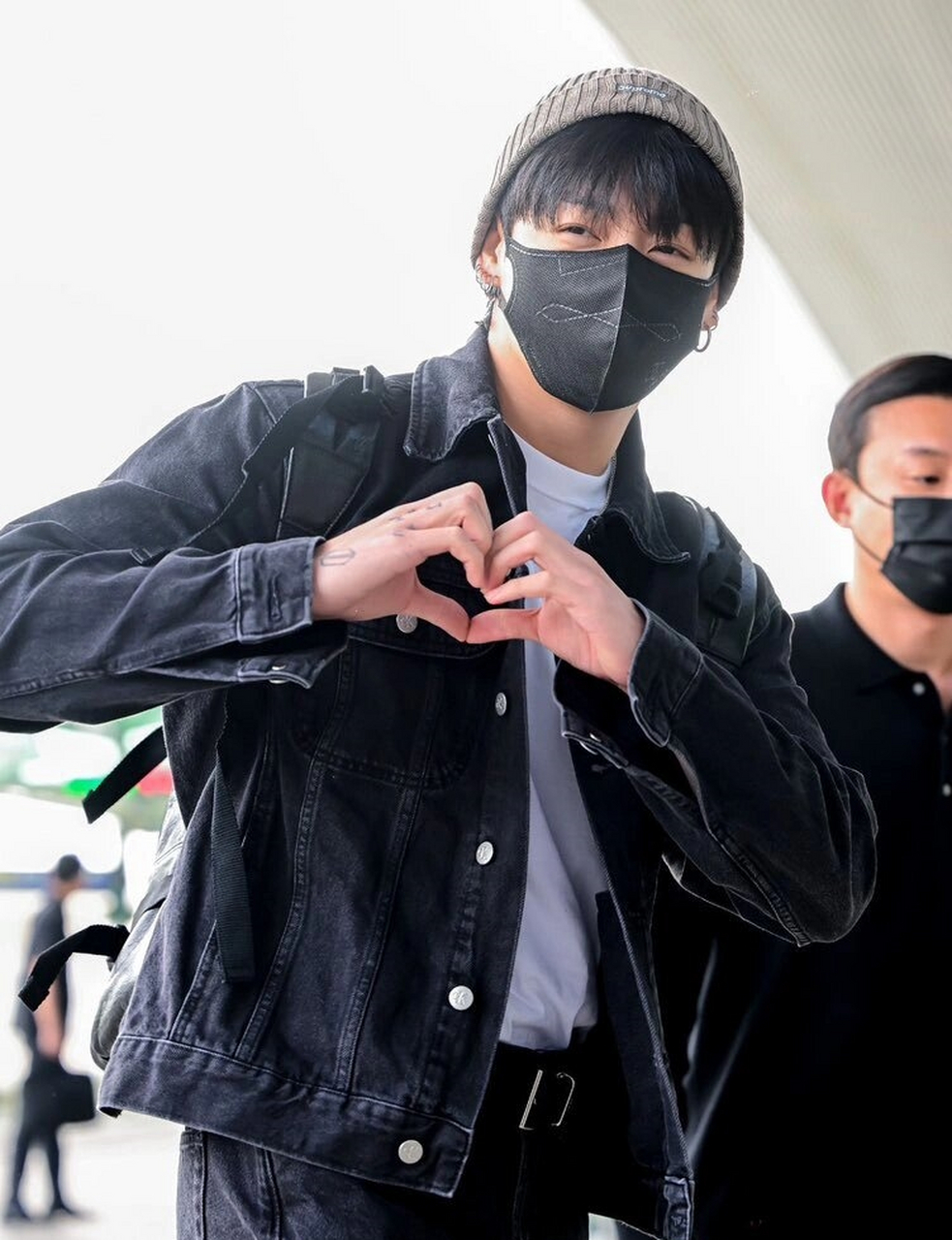 田柾国 机场私服同款好帅呀  小国近期频繁使用交叉比心的手势,疑似是