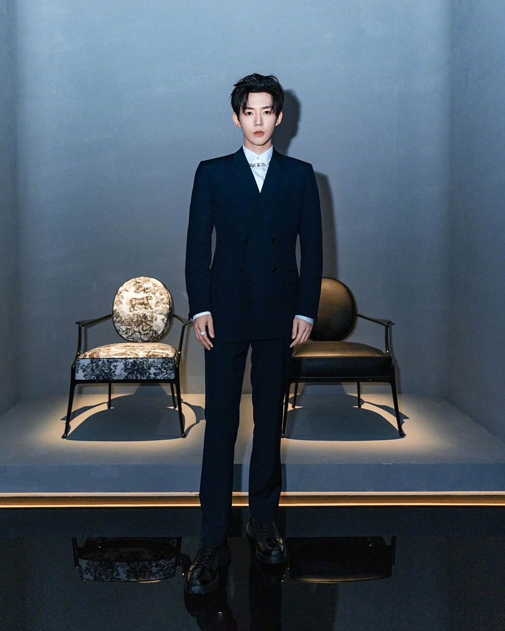 黑西装宛如贵公子,这身材这脸蛋都是仙品啊.