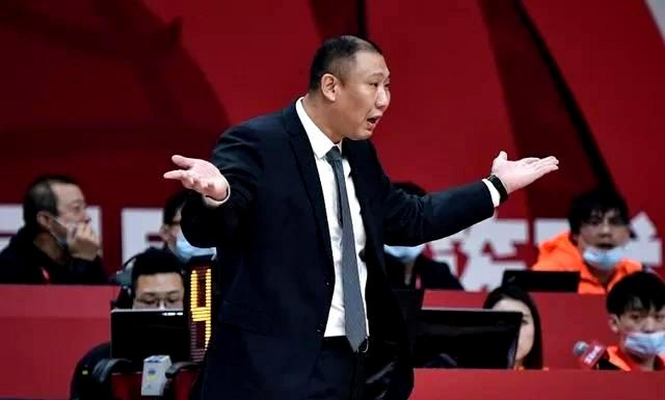 王晗和巩晓彬之对比 逍遥王巩晓彬和胖胖虎王晗,两位篮球教练的执教