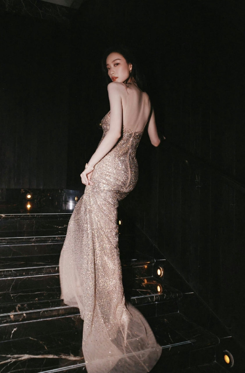 风情万种,性感迷人的#倪妮#一袭亮片深v吊带裙,丰满傲人的事业线,大秀