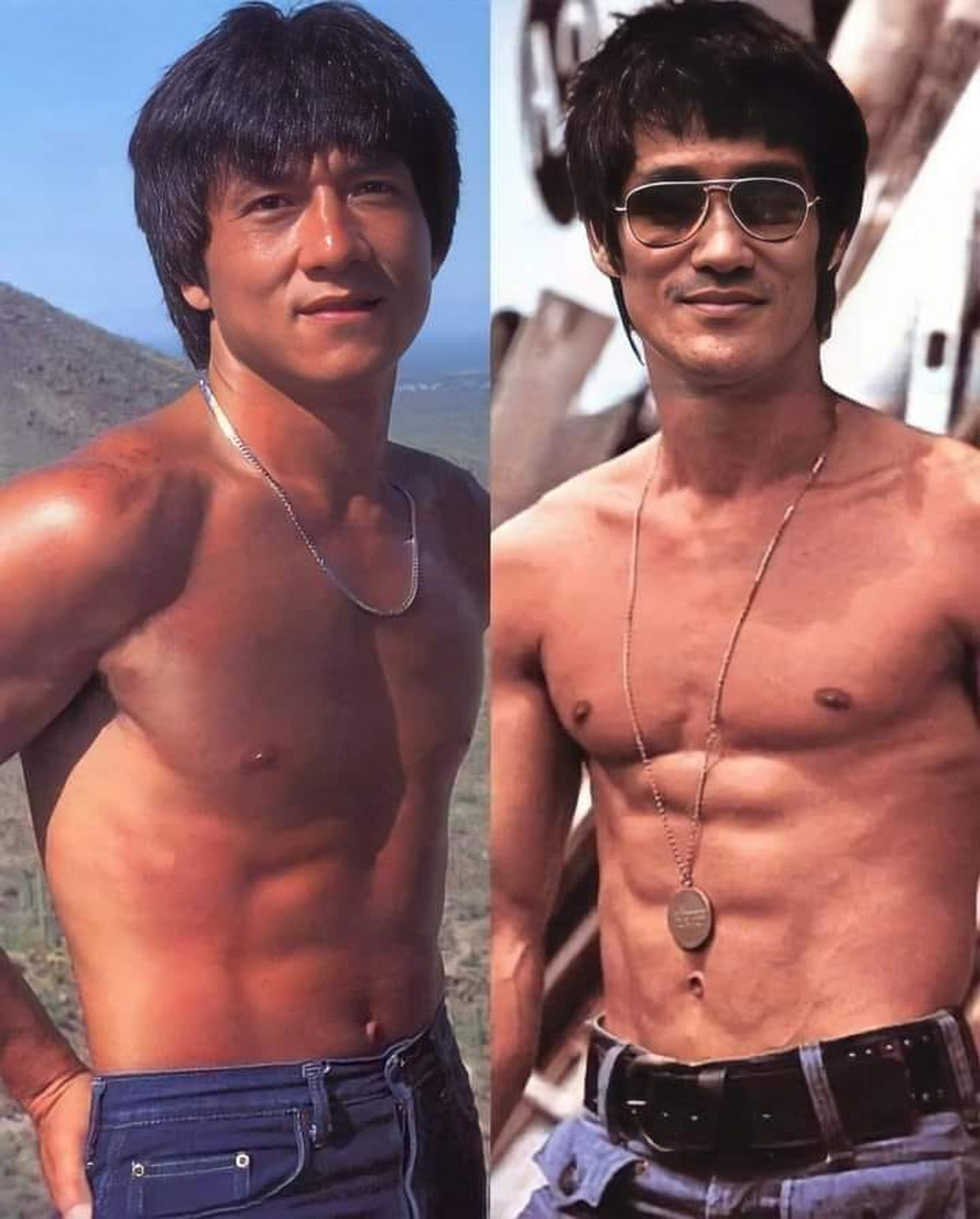 李小龙vs成龙,论肌肉,小龙哥胜出,论江湖地位,还是小龙哥胜出!