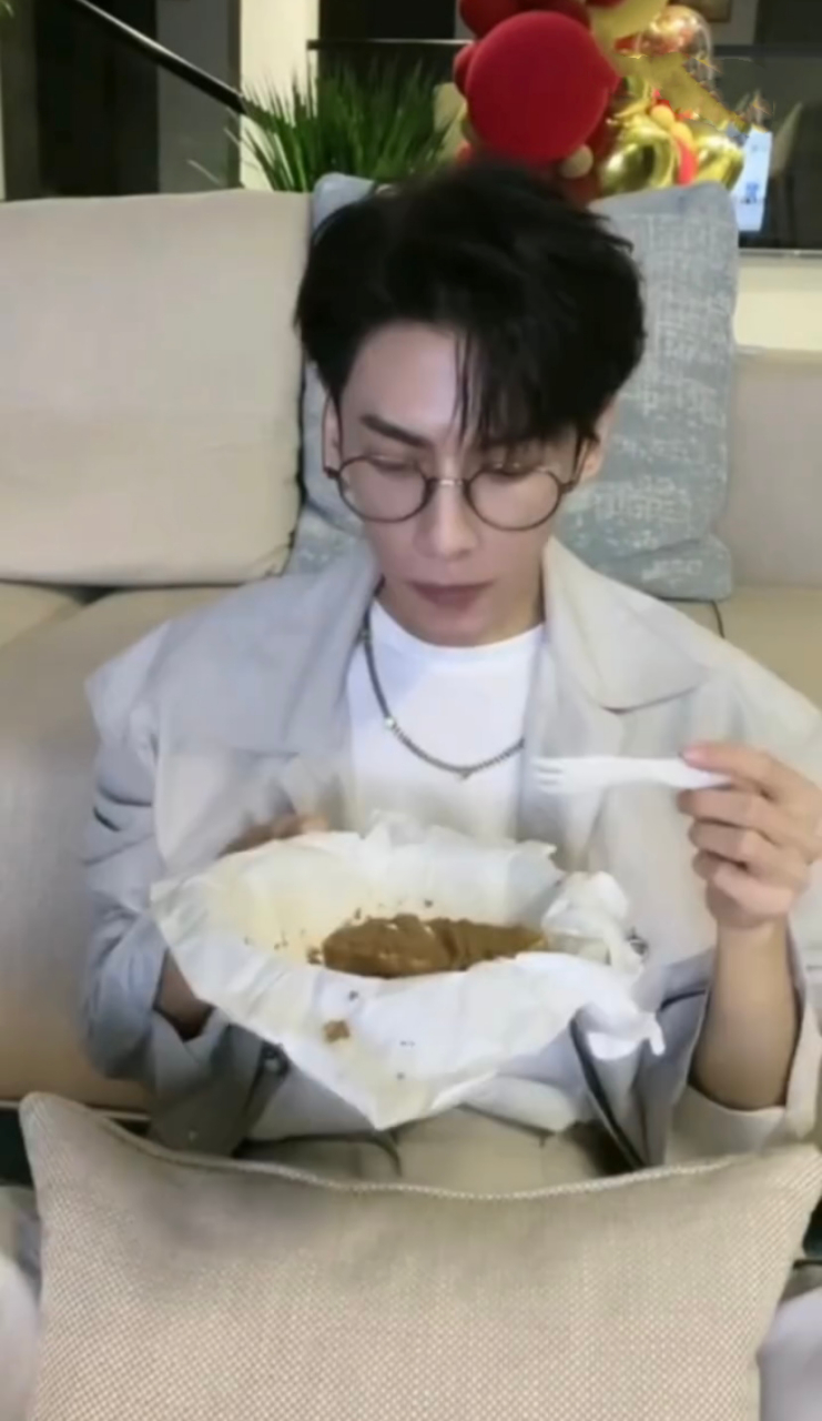 长月烬明小八卦# #罗云熙直播说不能再吃了胖死了# 近日,罗云熙植播