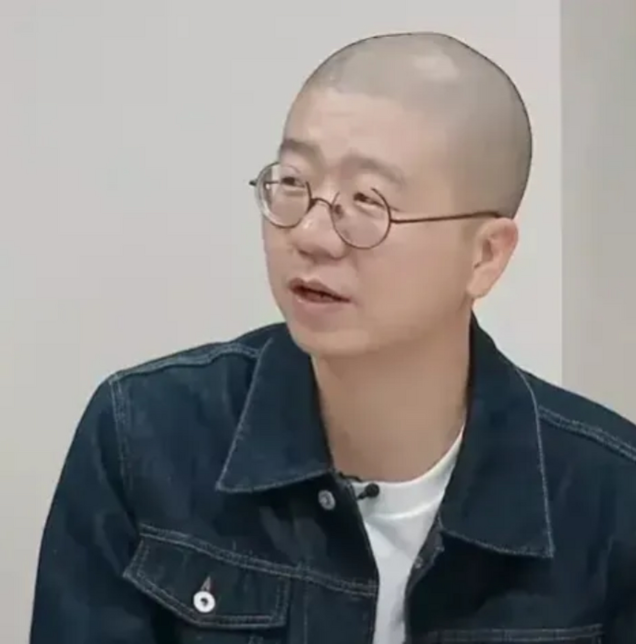 近日脱口秀演员李诞在直播带货时候引发众怒,原来是李诞竟然在直播
