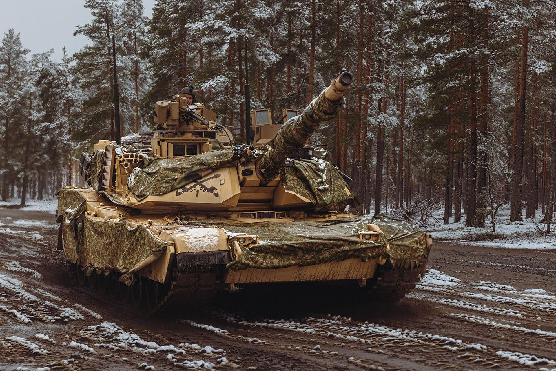 美国陆军的 m1 艾布拉姆斯坦克和装甲部队,在芬兰的"arrow 23"演习中