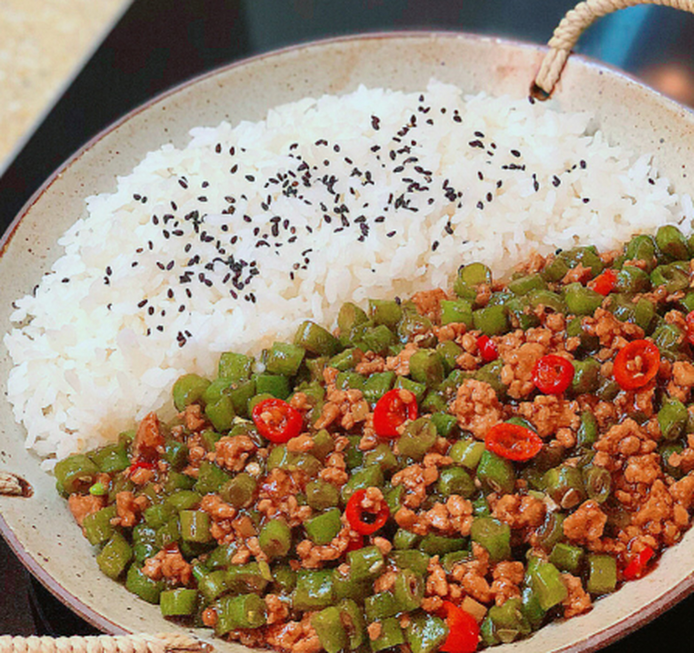 這個超級美味的肉末豆角蓋飯一定要和你分享.把它和米飯拌勻.