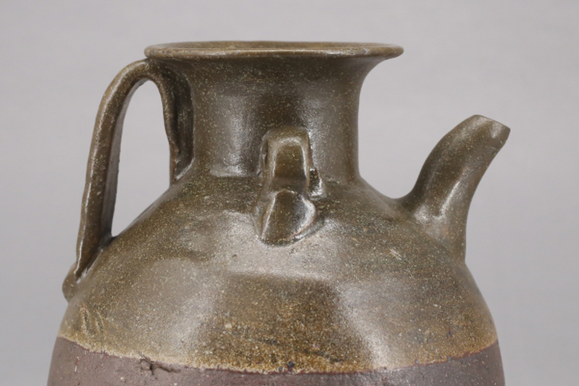 瓷器鉴赏# &此件宋·酱釉两系执壶,口径8cm,高17.8cm,底径8.