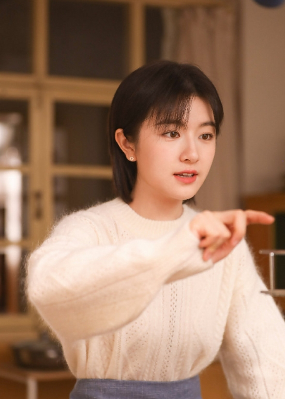 李兰迪《一路朝阳》白毛衣剧照曝光,展现软糯可爱青春气息.