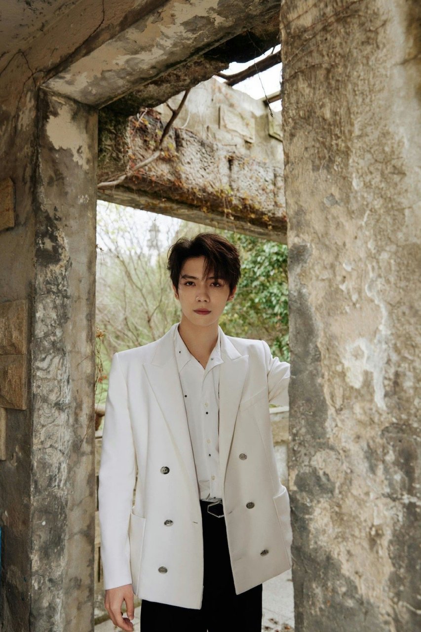 罗一舟白西装大片# 罗一舟电视剧品质盛典造型大片9615 白西装