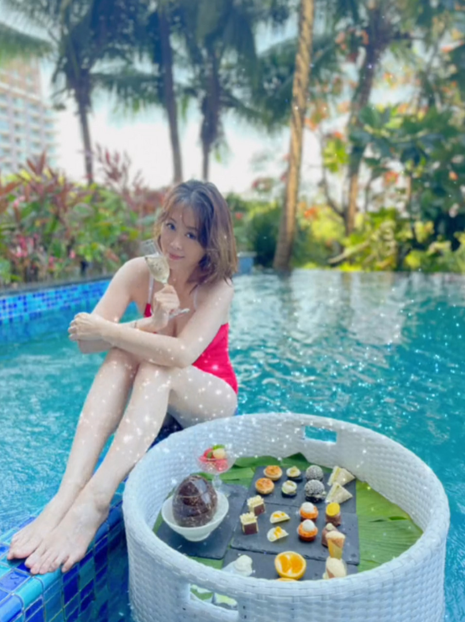 八卦娱乐明星#  姚乐怡穿比基尼泳池里嗨玩!