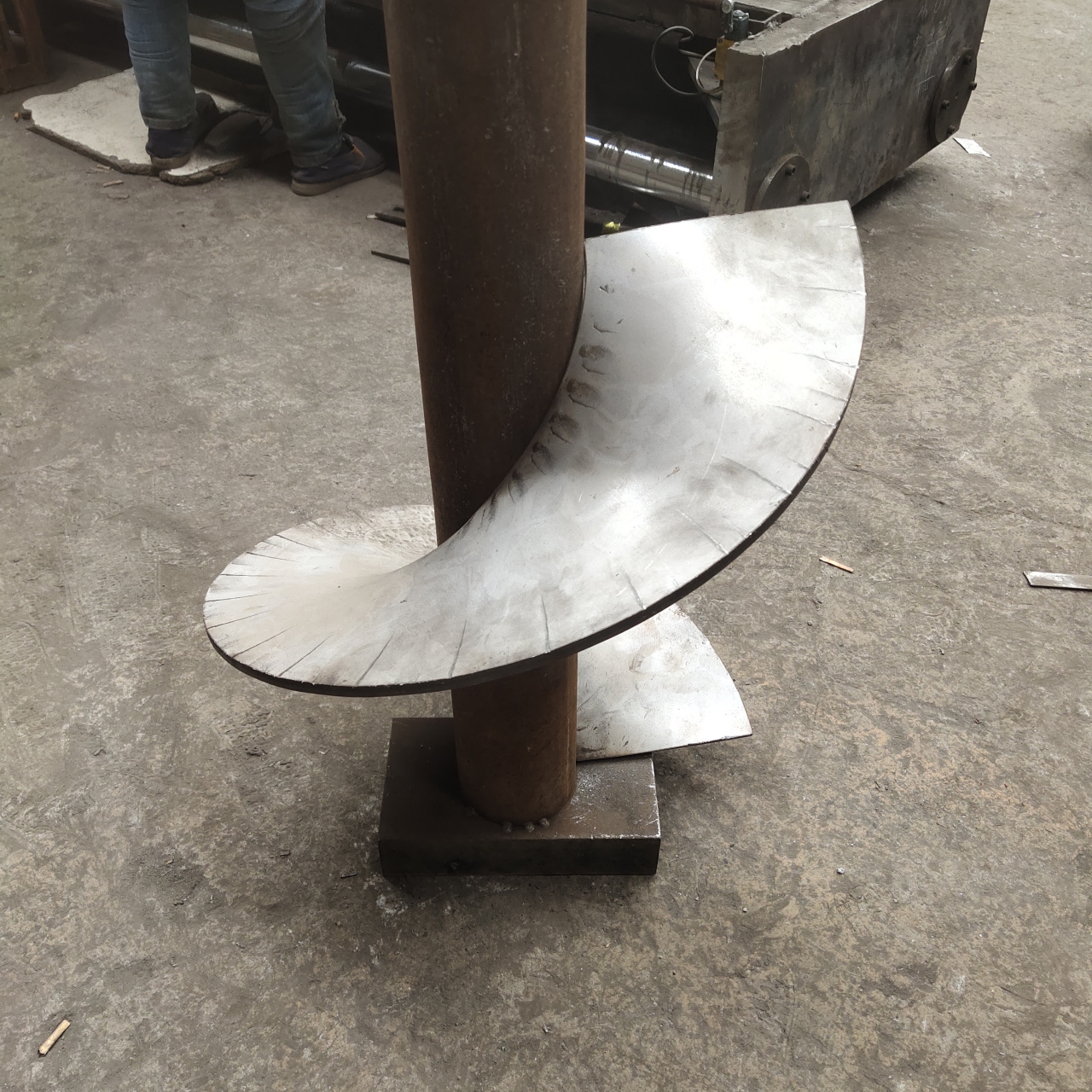 地钻螺旋叶片生产厂家?荥阳豫新建筑机械厂您的螺旋叶片专家!