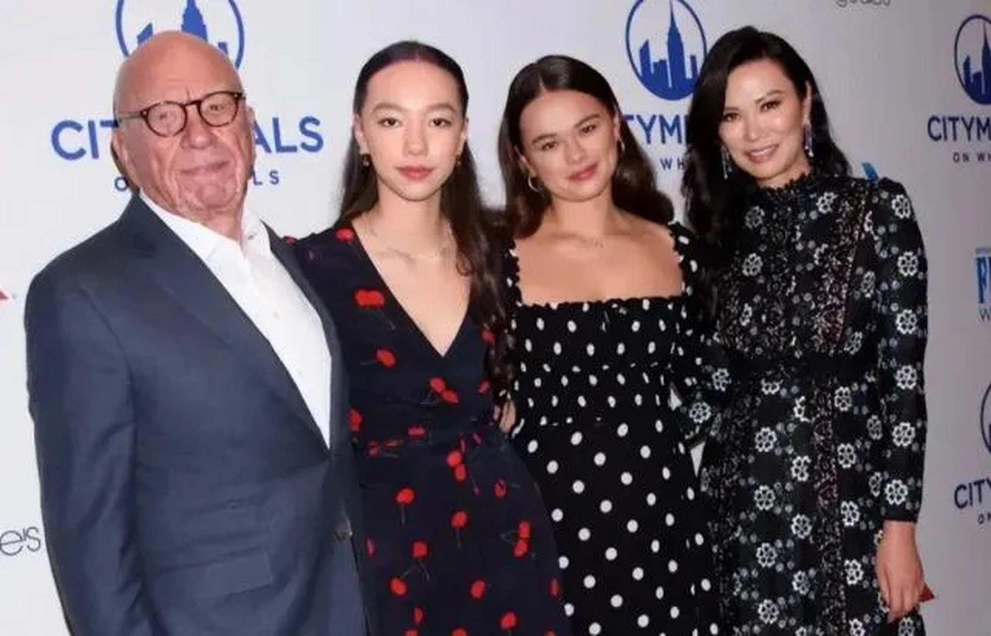 离婚后,邓文迪与她的两个女儿和她的前夫举行了一次聚会.