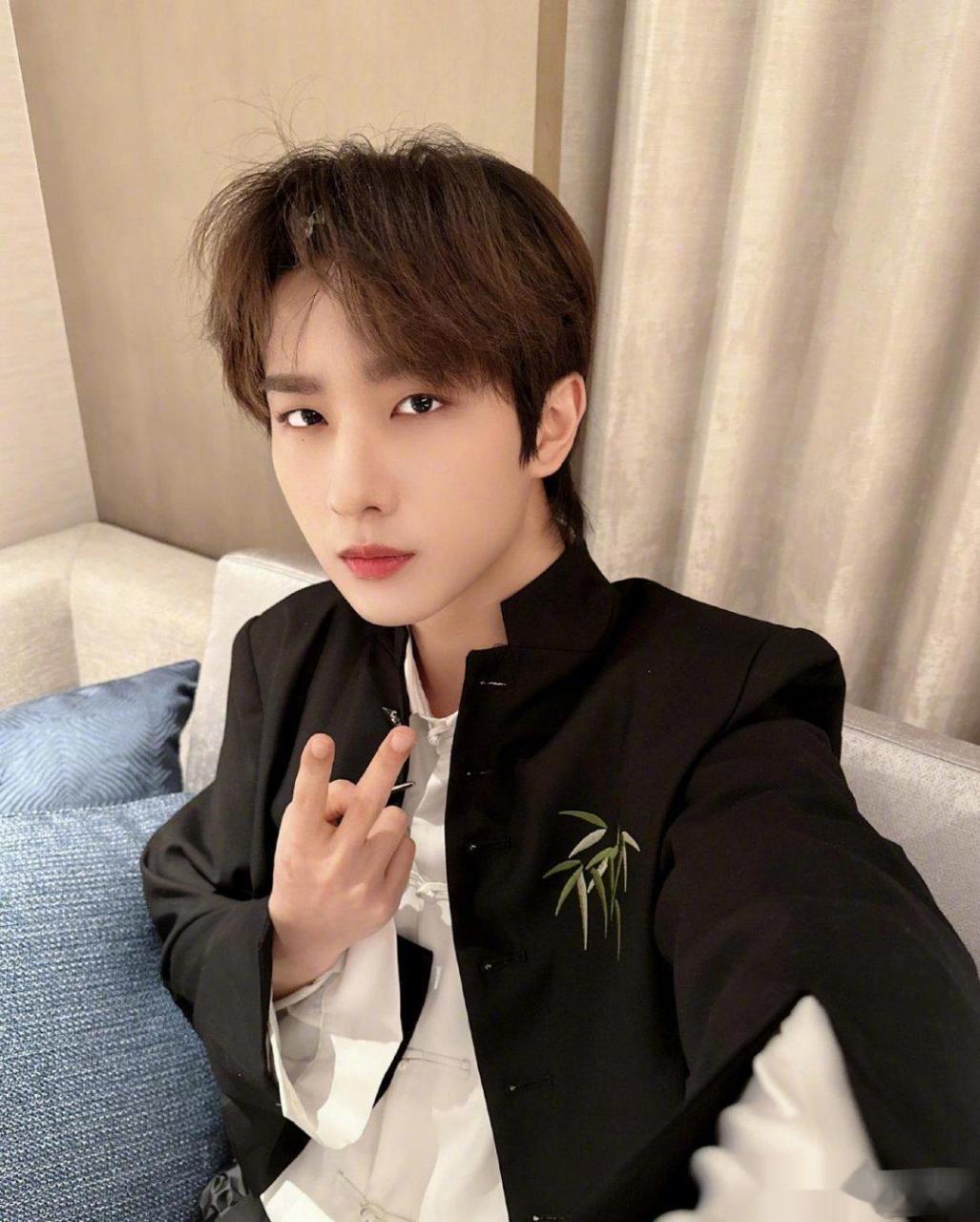 黑色正装,看起来非常英俊帅气,不仅满脸的胶原蛋白,并且188厘米高的他