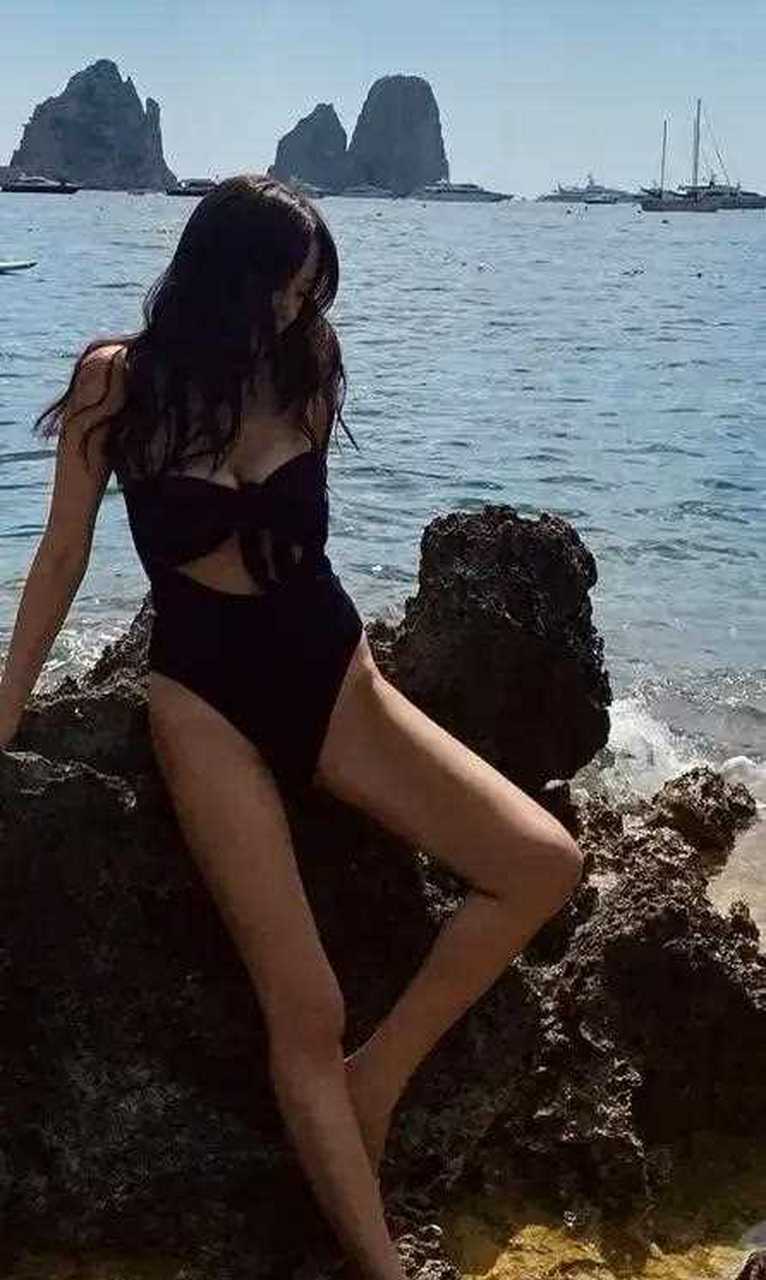 名媛孙芸芸游艇度假时髦穿搭 黑色泳衣搭配璀璨夺目的钻石手链,高级又