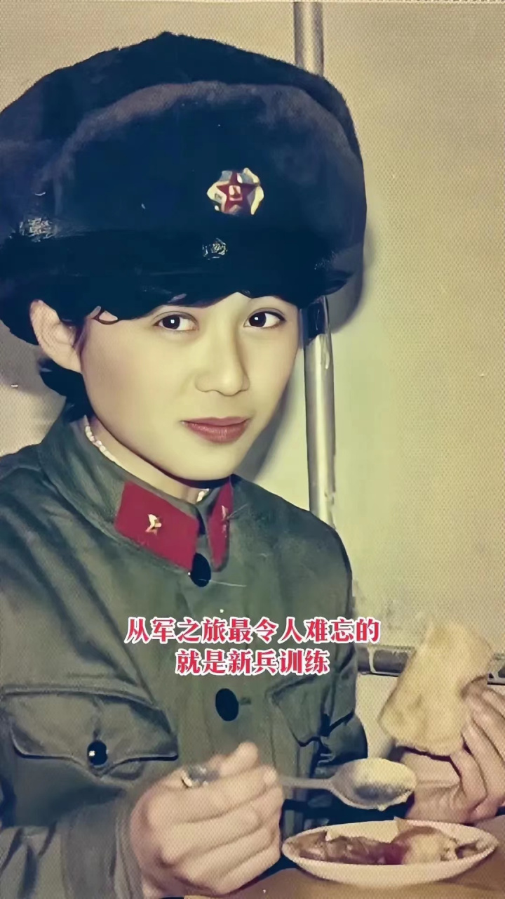 这是高小辉在新兵连的时候,正在吃饭,被别人抓拍的一张照片.