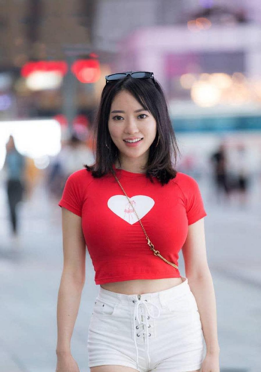 街拍:小姐姐穿紧身t恤搭配超短裤,女人味十足!