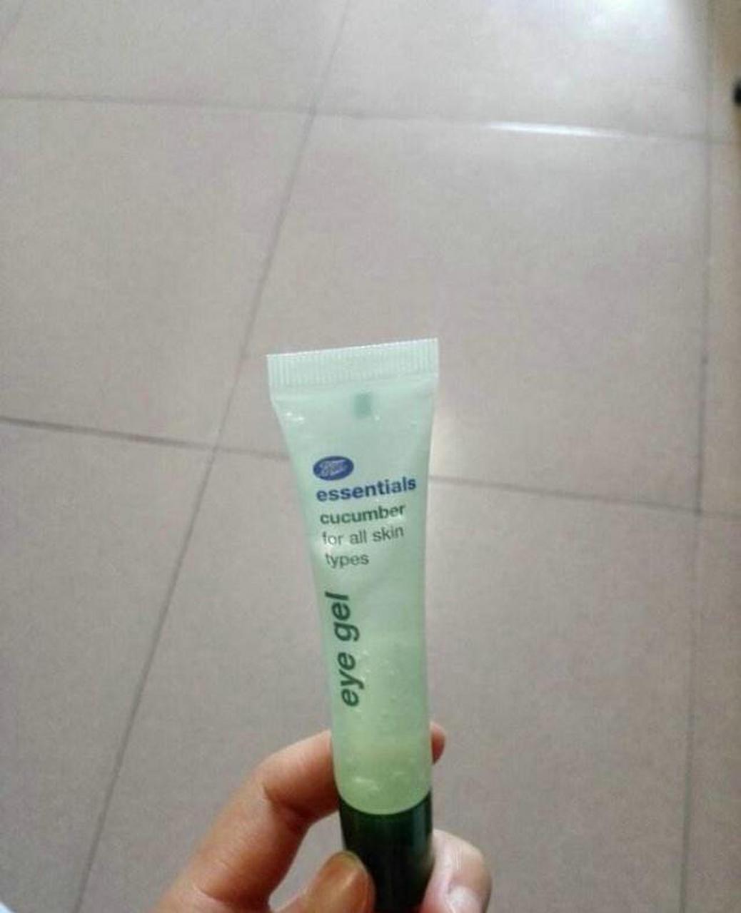 boots小黄瓜眼霜 质地比较轻盈,很水润,清清凉凉的水感十足,不含油脂