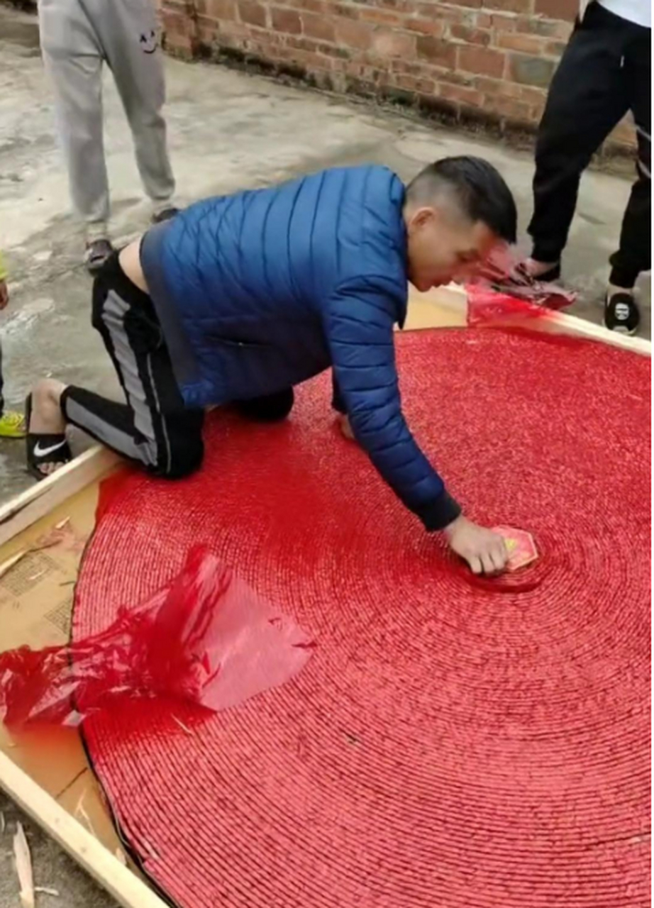 这么大的鞭炮第一次见,这得响一个小时吧