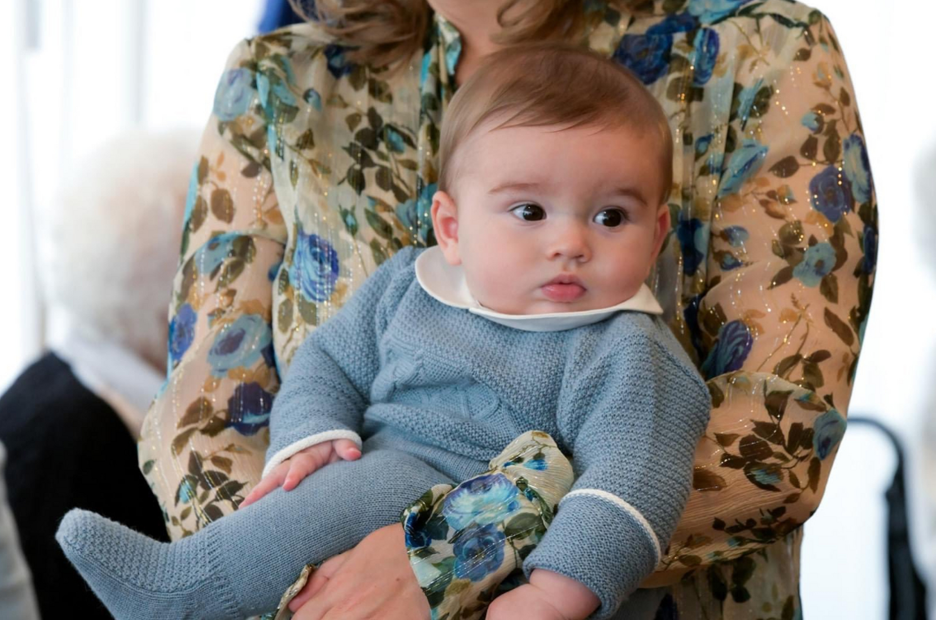 卢森堡大公储的小王子终于亮相了,穿着一身蓝色针织衫,脸蛋圆圆皮肤