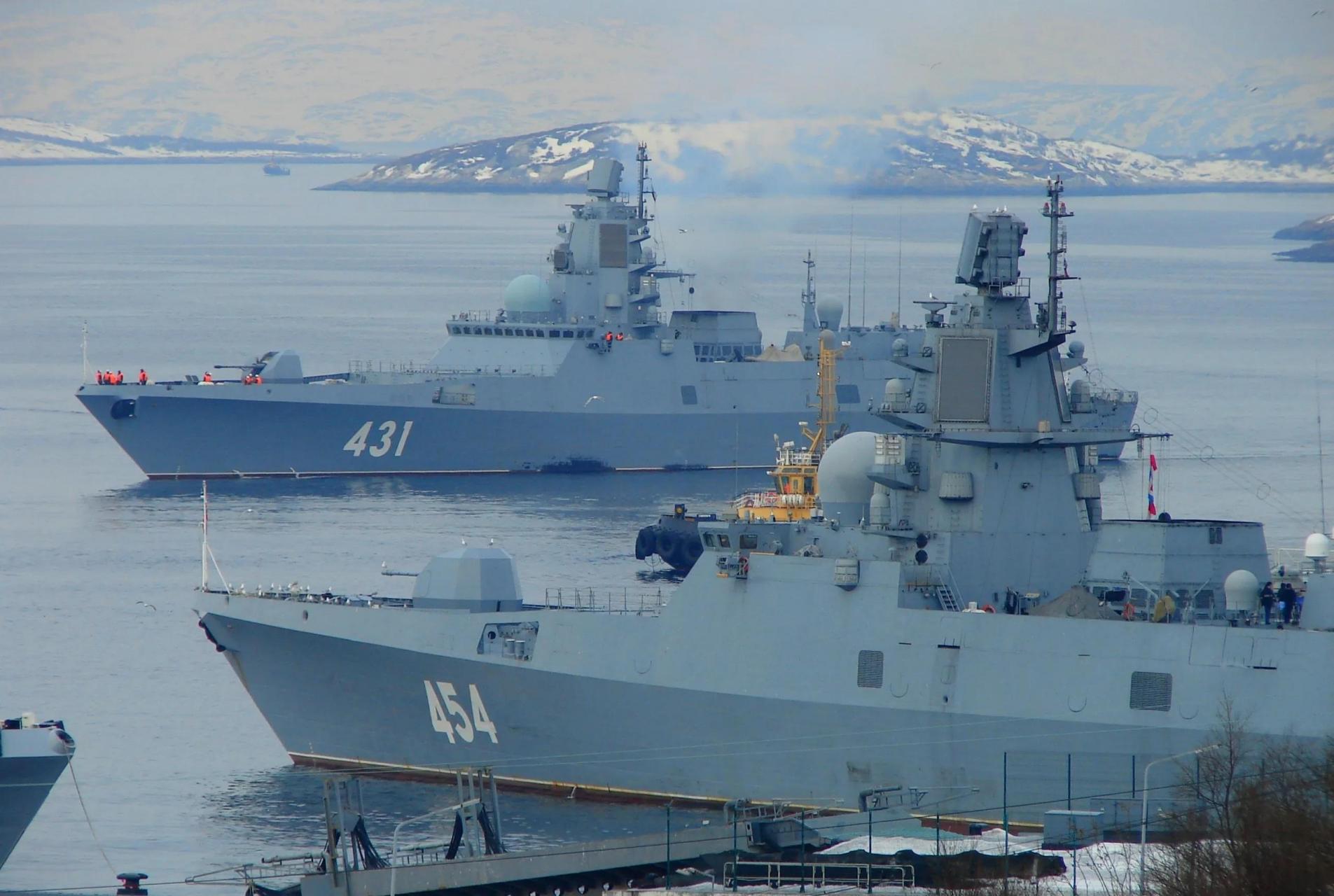 三艘22350型"戈尔什科夫"级护卫舰同框,有一艘在左下角,只露出舰艏一