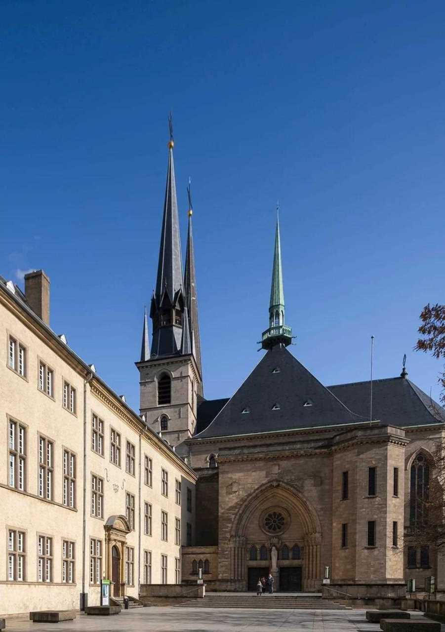 卢森堡圣母大教堂建于1613-16年之间,是著名的晚期哥特式复兴时代的