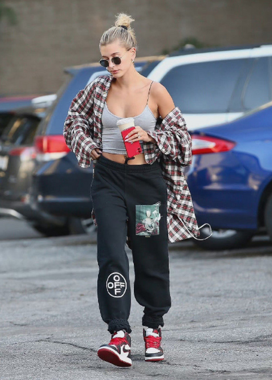 海莉的私服街拍是时尚界的经典之一,让人们在