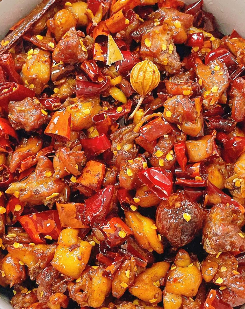 在家也可做的麻辣兔,追剧必备小零食～ 做法: 1兔肉宰小丁,洗净沥干