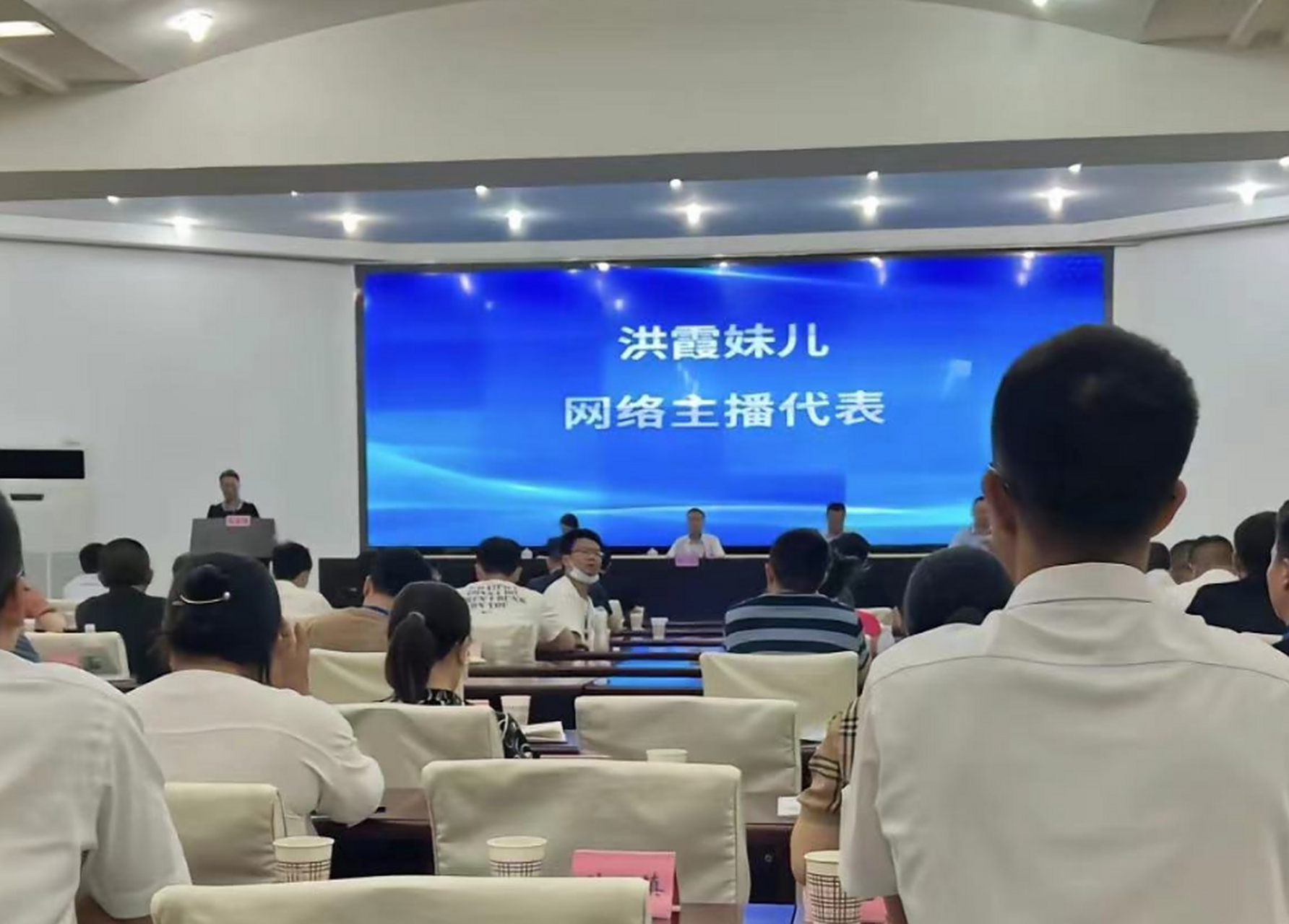 千万网红洪霞爷爷去世,边哭边录视频引热议,还公开爷爷去世画面