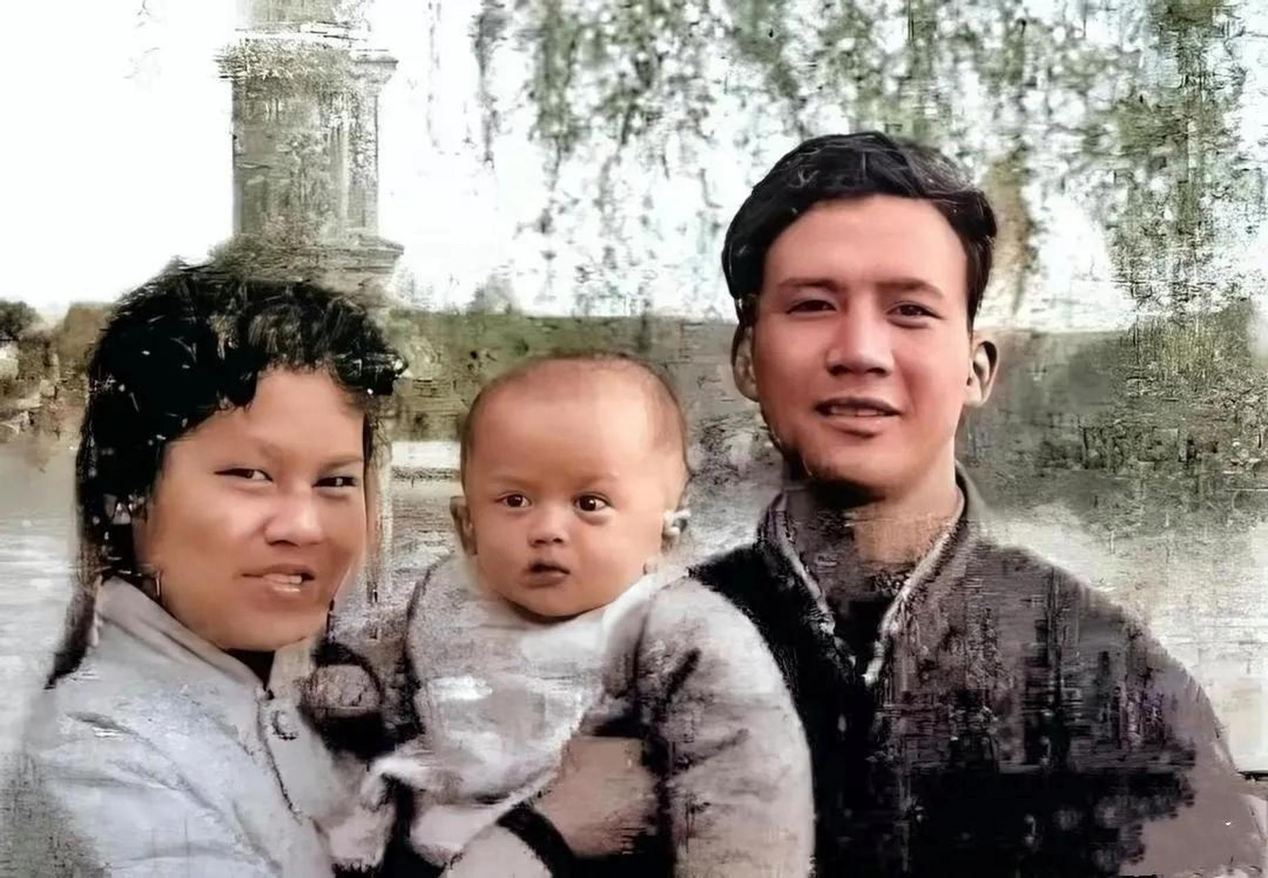 马云的父亲马来法年轻时俊朗帅气,浑身散发着文艺范儿,是个妥妥的帅哥