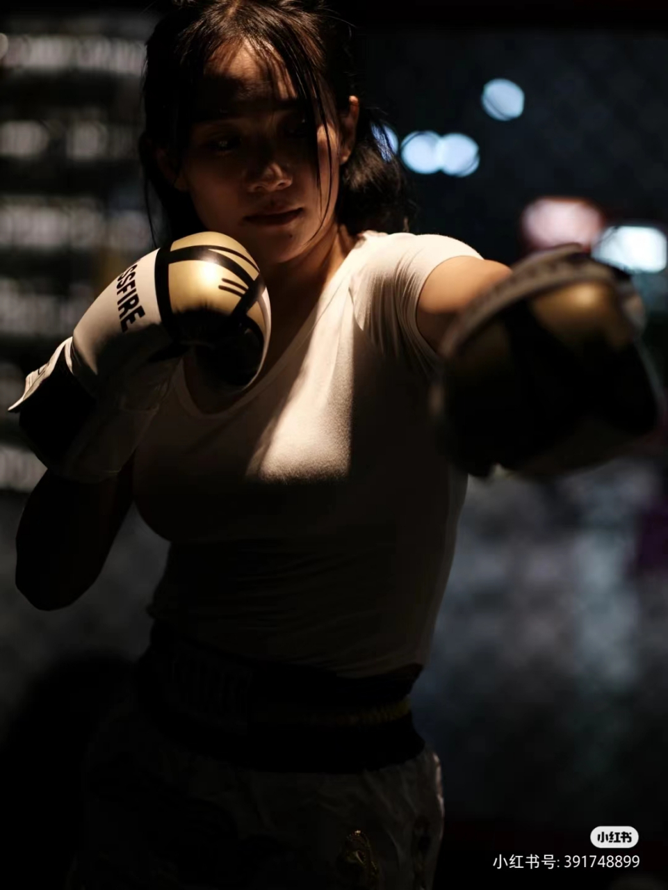 美女教练化身成为两个小时的泰拳手,体验拳击运动的魅力,感受八角笼的