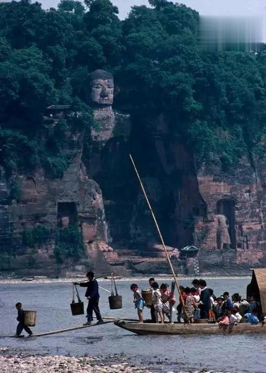 居然还可以爬到大佛的脚上 1980年,刘晓庆领衔主演了《神秘的大佛》