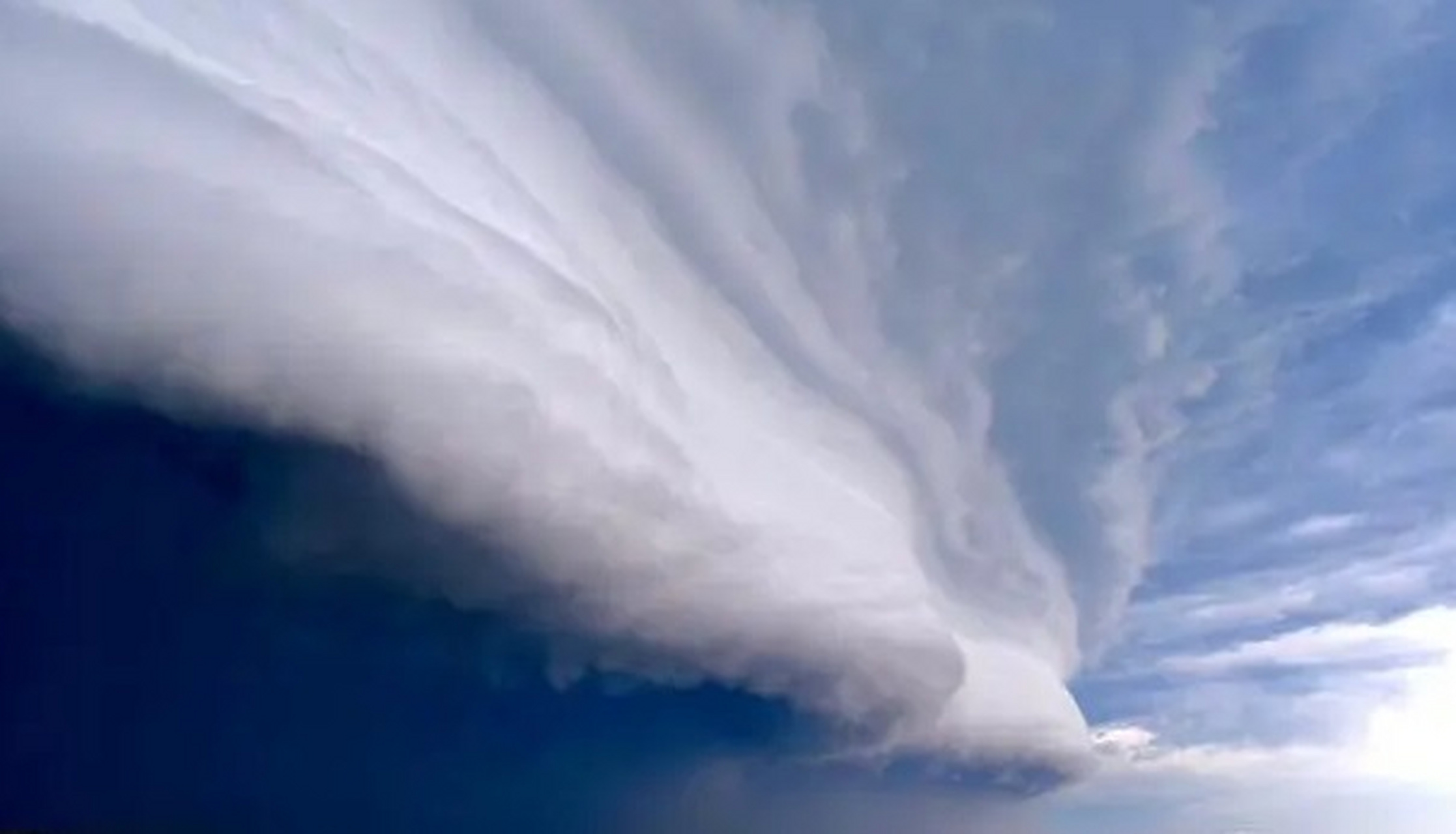 6月28日,北京天空出现了受雷雨云团影响的浓墨般乌云,并且在雷雨推进