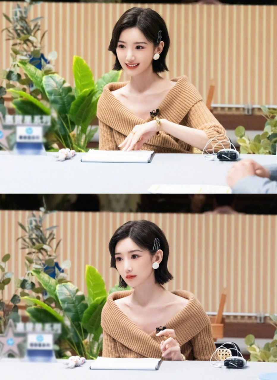 毛晓彤综艺录制穿搭,卡其色露肩毛衣搭配阔腿裤,是属于秋天的色系