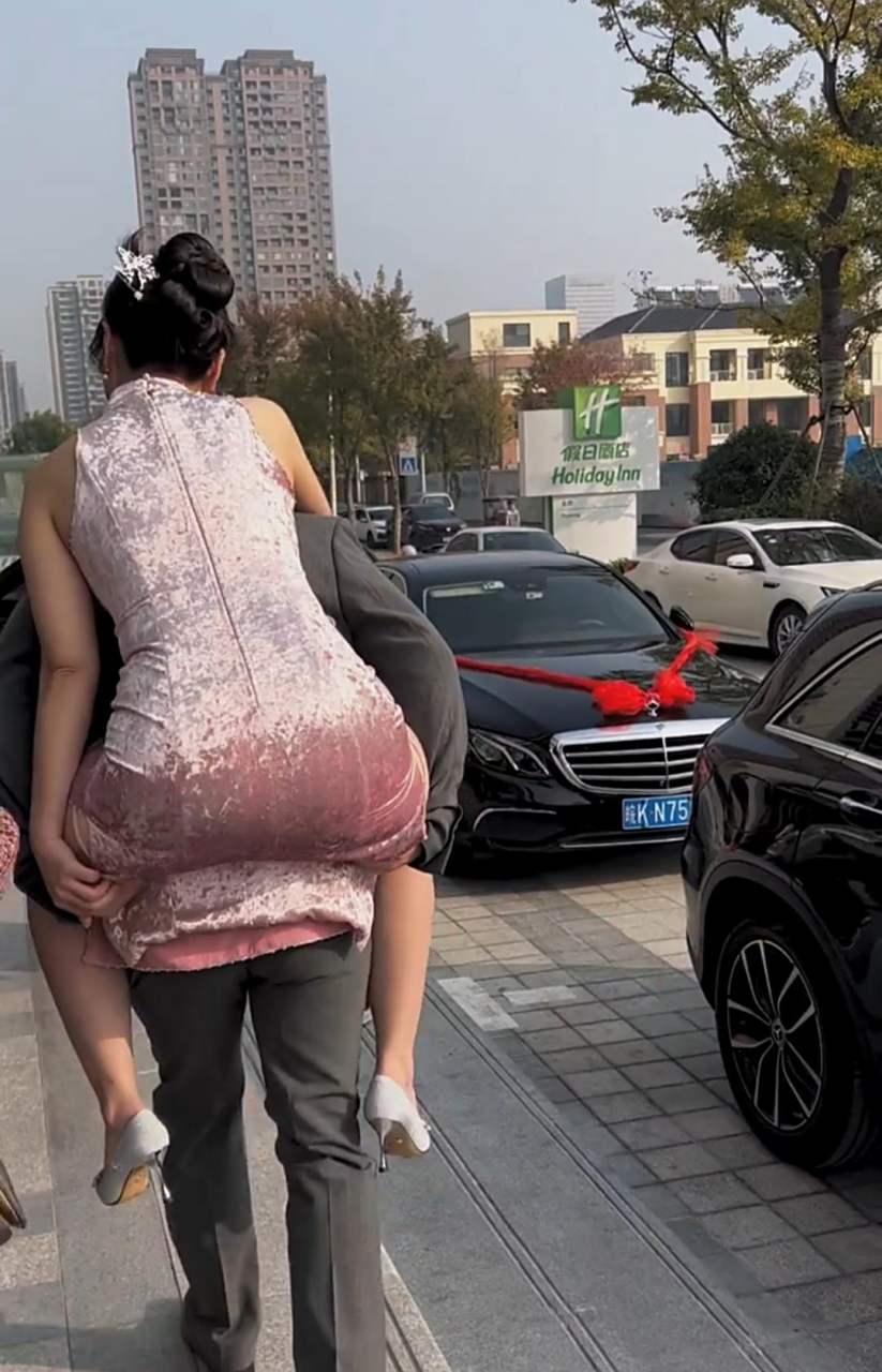 儿时记忆， 结婚新郎背媳妇