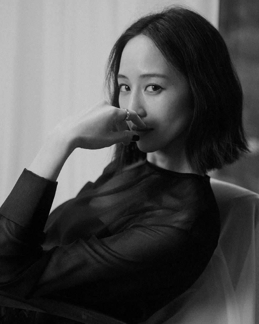 今日,张钧甯曝光一组黑白氛围感写真,只见她身穿透视刺绣开叉裙,整个