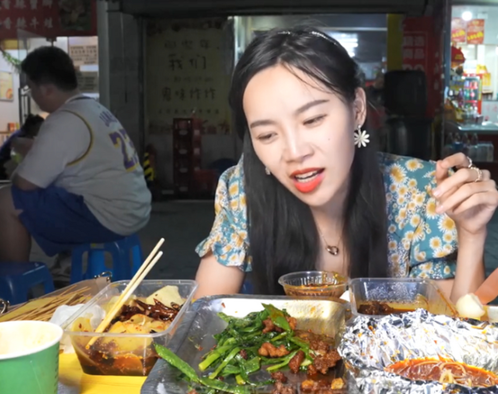 网红小贝饿了作为"美食博主"中的一员,给粉丝们发现了很多美食的同时