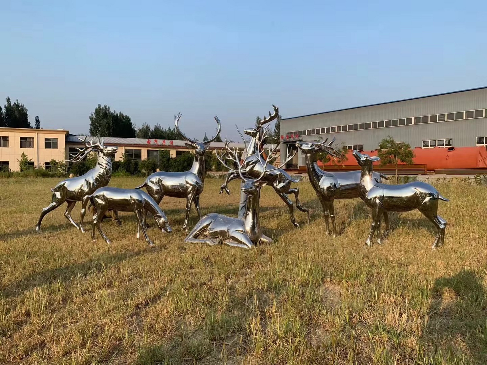 不锈钢镜面群鹿雕塑是一种以不锈钢材料制作而成的艺术品,它以群鹿为