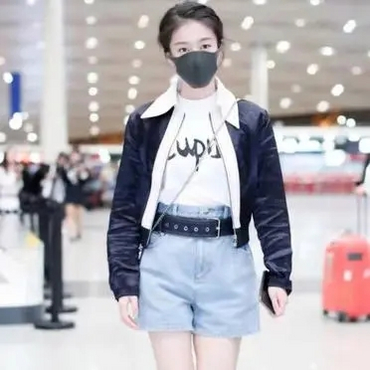 "馒头干"的牛仔短裤搭配超小外套,张雪迎彻底改变自己的风格