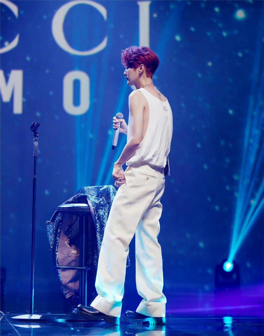 张艺兴,鹿晗红发白背心,谁身材更好