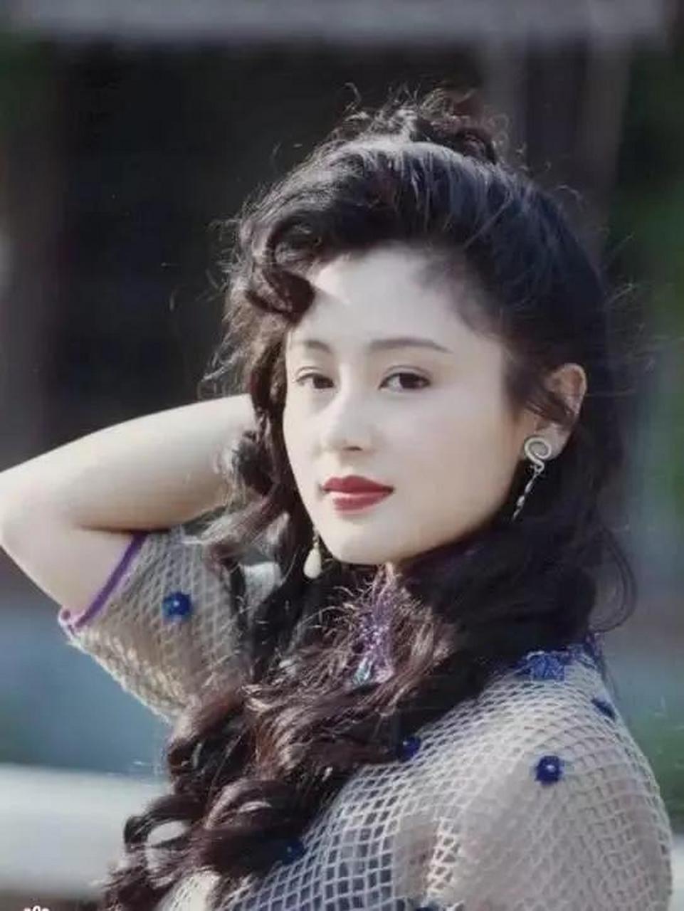 大美女陈红,年轻时可谓倾国倾城,甜美醉人,妖娆妩媚