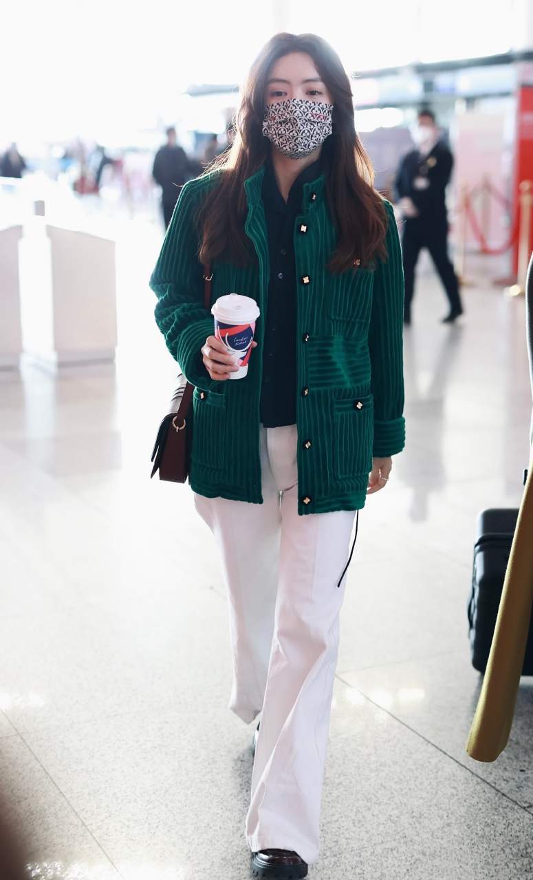 蔡文静220110机场私服,绿色灯芯绒衬衫搭配白色牛仔裤,简约知性,复古