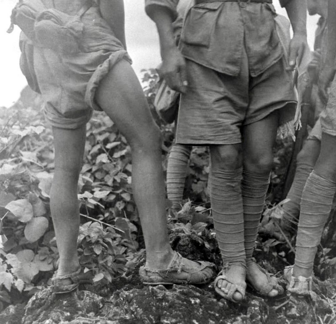 1945年,在军营给自己编织草鞋的广西抗战军人!