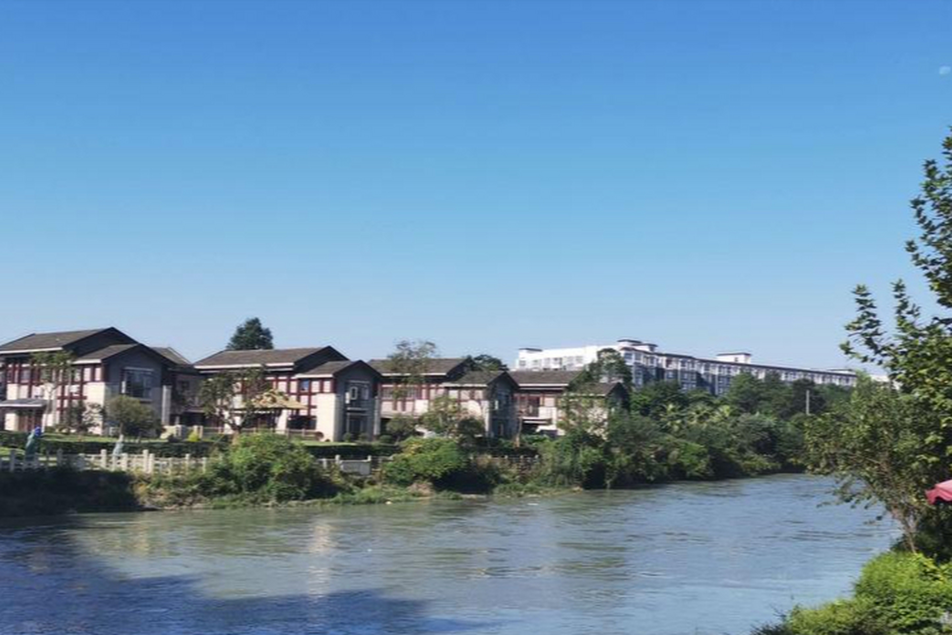 成都三道堰古镇:距离成都市才22公里,这里用竹篓截水,做出三道超级