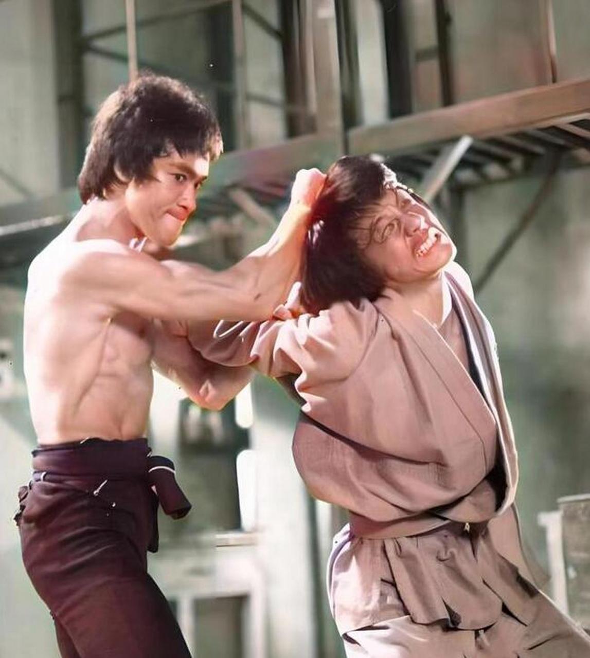 1972年,替身演员成龙在拍摄电影《精武门》时,被华人功夫巨星李小龙抓