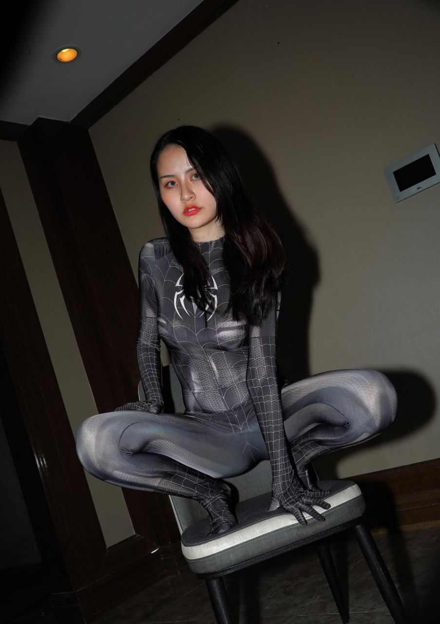 女版蜘蛛侠连体衣,完美衬托紧致身形,发射一把蛛丝,瞬间就套住了大家