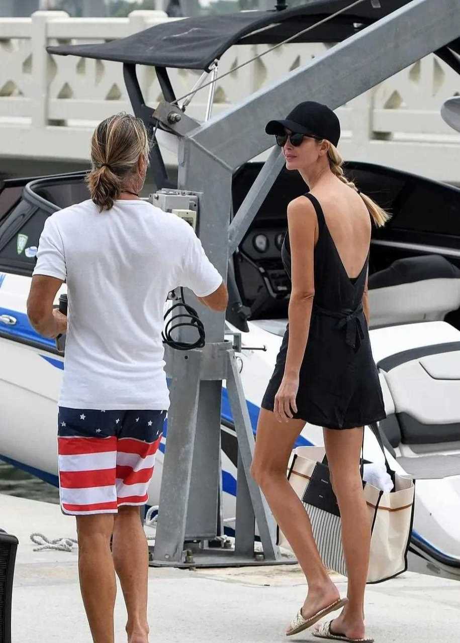 伊万卡身穿高领泳衣,笑容满面地在迈阿密参加水上滑板课.