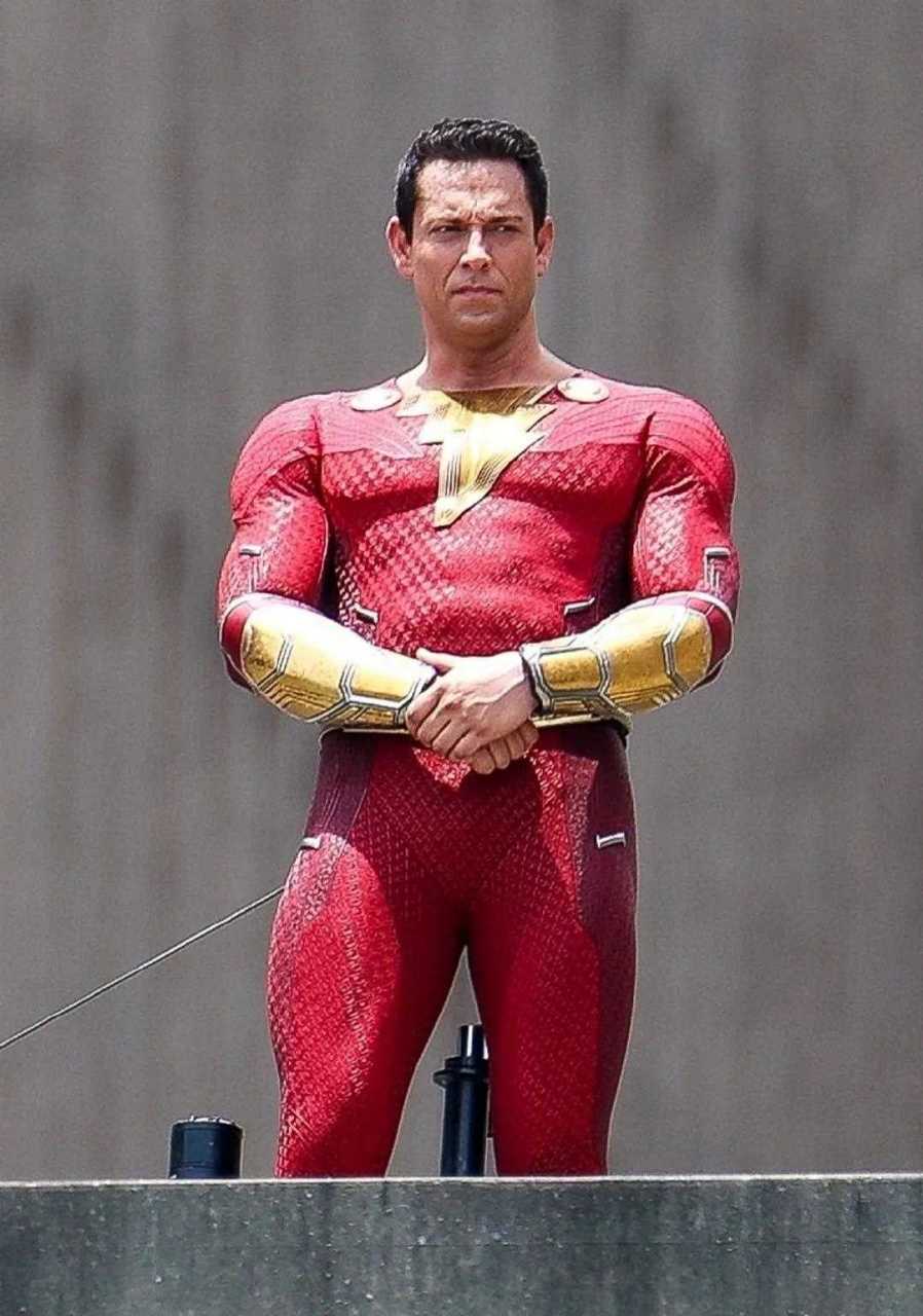 《雷霆沙赞2》开拍片场照曝光,扎克瑞·莱维扮演的沙赞身穿新战服亮相