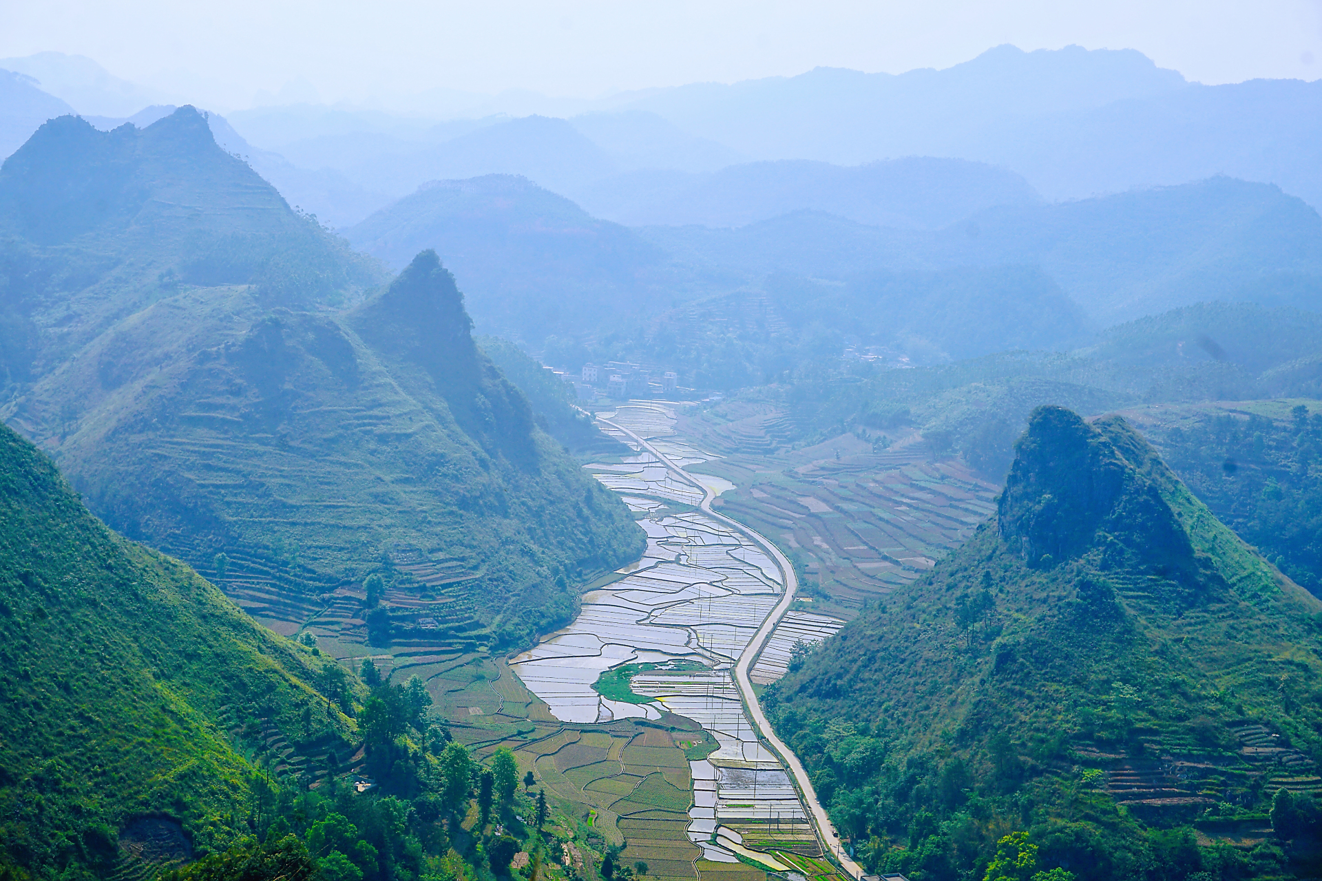 剑龙山位于广西崇左天等县,由于山脊犹如剑龙的背脊,所以称为剑龙山