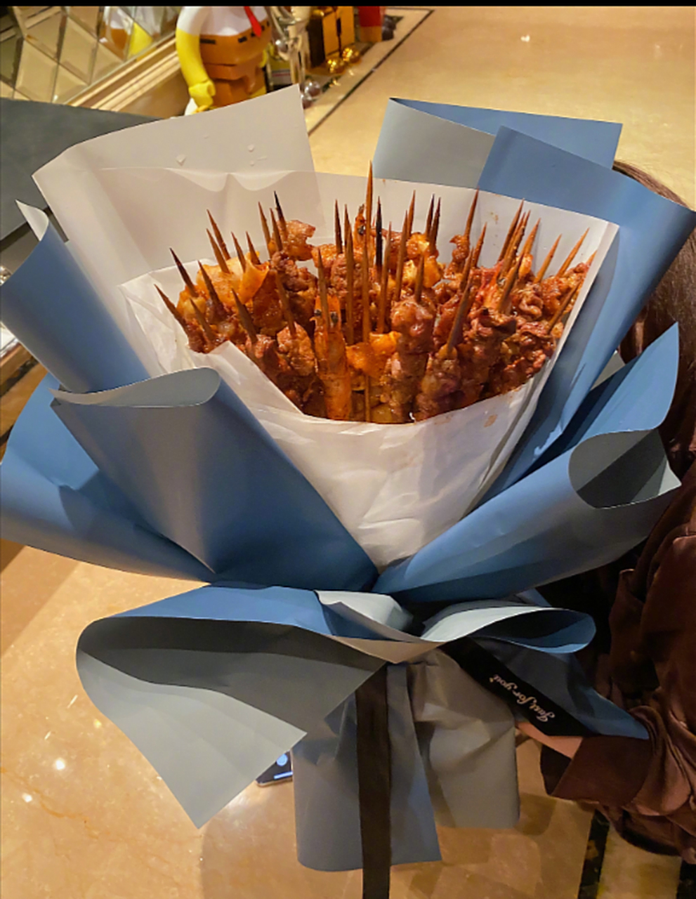 一名美食博主收到的男朋友的"烤串花",品种齐全,香味浓郁,不是一家人